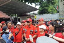 Puluhan Orang Datang ke Persidangan Ferdy Sambo, Ternyata Lakukan Ini, Salut - JPNN.com Jakarta