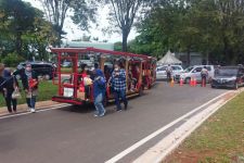 Uji Coba Pembukaan TMII, Pengunjung Kesulitan Mencari Lokasi Parkir - JPNN.com Jakarta