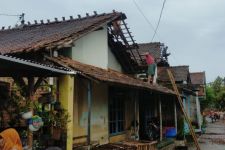 Angin Kencang Rusak Puluhan Rumah dan 1 Sekolah di Kudus - JPNN.com Jateng