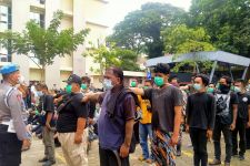 Ketika Polisi dan Anggota GMBI di Jawa Tengah Melaksanakan Salat Jumat Bersama - JPNN.com Jateng