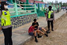 Polwan Cantik Polres Blora Patroli Protokol Kesehatan, Lihat Ekspresi 2 Pemuda Ini - JPNN.com Jateng