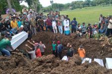 6 Korban Kecelakaan Bus Pariwisata di Bantul Dimakamkan Massal, Isak Tangis Pecah - JPNN.com Jateng