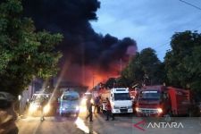 Kebakaran Pabrik Plastik di Pati, Mobil Tangki Air Pengisian Galon Sampai Dikerahkan - JPNN.com Jateng
