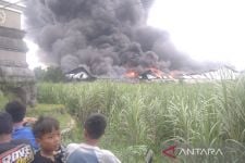 Detik-detik Kebakaran Pabrik Plastik di Pati, Karyawan Istirahat, Api Berkobar Hebat - JPNN.com Jateng