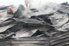 Kondisi Terkini Kebakaran Pabrik Plastik di Pati, Patugas Masih Bersiaga Pagi Ini - JPNN.com Jateng