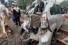 Mobil Minibus Tertabrak Kereta Api di Banyumas, 1 Penumpang Tewas 3 Lainnya Luka-luka - JPNN.com Jateng