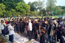 Puluhan Mahasiswa UNS Gelar Unjuk Rasa, Rektorat Nilai Tuntutannya Aneh - JPNN.com Jateng