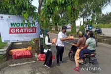 Sulistio Mengucap Syukur, Hasil Panen Wortelnya Ada yang Membeli Juga - JPNN.com Jateng