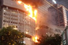 Mal Terbesar di Surabaya Terbakar, Penampakannya Bikin Ngeri - JPNN.com Jateng