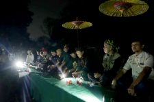 Ratusan Orang Datangi Eks Tembok Keraton Kartasura Malam-malam, Ternyata - JPNN.com Jateng