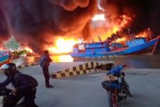 Pelabuhan Cilacap Kebakaran, Pelindo-Pertamina Turun Tangan, Penampakannya Ngeri - JPNN.com Jateng