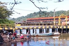 Ratusan Warga Bersihkan Tumpahan Minyak di Sungai Cilacap, Ulah Siapa? - JPNN.com Jateng