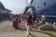 Lihat, Kapal Pesiar Asal Prancis Berlabuh di Semarang, Bawa Ratusan Turis Asing - JPNN.com Jateng