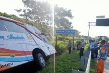 Bus Rosalia Indah Masuk Parit Tol Semarang-Batang, 7 Penumpang Tewas, Begini Kronologinya - JPNN.com Jateng