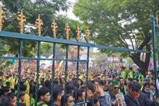 Belasan Mahasiswa yang Demo Tolak RUU Pilkada di DPRD Jateng Dilarikan ke RS - JPNN.com Jateng