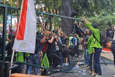 Ribuan Mahasiswa Jebol Gerbang DPRD Jateng, Polisi Tembakkan Gas Air Mata - JPNN.com Jateng