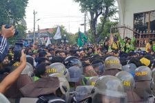 Tuntut Jokowi Turun, Ribuan Mahasiswa Jebol 2 Gerbang Balai Kota Semarang - JPNN.com Jateng