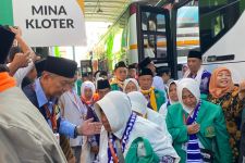PPIH Embarkasi Surabaya Temukan JCH Bawa Rokok Melebihi Batas - JPNN.com Jatim