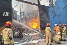 Gudang Penyimpanan Alkohol di Tambak Langon Surabaya Ludes Terbakar - JPNN.com Jatim