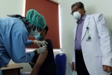 Empat Ratus Tenaga Kesehatan Jalani Suntik Vaksin Covid-19 di UNAIR - JPNN.com Jatim