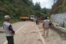 Sempat Diterjang Longsor, Akses Jalur Malang-Kendiri Kembali Dibuka - JPNN.com Jatim