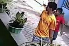 Pria Berbaju Kuning Terekam CCTV Ajari Bocah Lelaki Berbuat Terlarang - JPNN.com Jatim