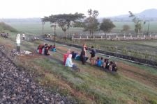 Banyak Warga Ngabuburit di Pinggir Rel Stasiun Madiun, PT KAI: Itu Merugikan - JPNN.com Jatim