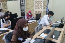 Peserta UTBK UB Gelombang II Menjalani Pemeriksaan Detektor Logam, Enggak Bisa Curang - JPNN.com Jatim