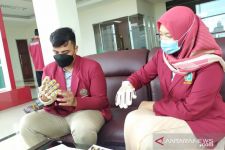Terapi Strok, Mahasiswa UMS Buat Robot Jari Tangan, Keren - JPNN.com Jatim