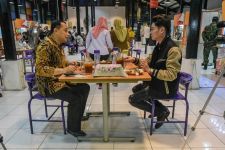 Eri Cahyadi Ajak Crazy Rich Surabaya Melvin Tenggara Makan Bareng di Sentra Kuliner Wiyung - JPNN.com Jatim