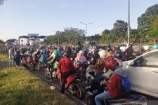 Warga Padati Jembatan Suramadu Arah ke Madura Jelang Lebaran - JPNN.com Jatim