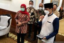 Pantun Khusus dari Sandiaga Uno untuk Bu Khofifah saat Bertemu di Gedung Grahadi Surabaya - JPNN.com Jatim