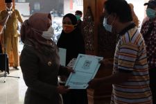 Ahli Waris Korban Meninggal akibat Covid-19 di Mojokerto Dapat Santunan dari Pemprov Jatim - JPNN.com Jatim