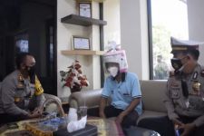 Polres Pasuruan Datangi Rumah Seorang Pria Pemilik Helm Penanak Nasi - JPNN.com Jatim