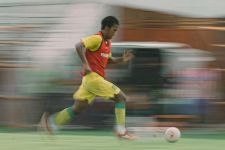 Torehan Fisik Striker Muda Persebaya Supriadi selama Latihan - JPNN.com Jatim