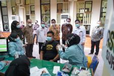 OJK Targetkan 10.500 Pelaku Keuangan di Jawa TImur Mendapatkan Vaksinasi Covid-19 - JPNN.com Jatim