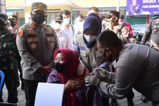 Ratusan Pedagang Pasar di Mojokerto Ikut Vaksinasi Covid-19 - JPNN.com Jatim