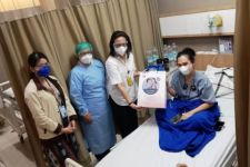 Rumah Sakit Kanker Swasta Pertama di Indonesia Bagi-bagi Bingkisan di HUT Ke-10 - JPNN.com Jatim