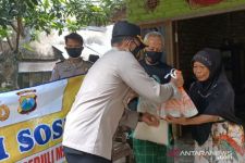 Polres Pamekasan Bagi-bagi Sembako ke Warga Terdampak Covid-19 - JPNN.com Jatim