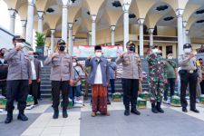 Sejumlah Pengurus Masjid di Kota Kediri Mendapat Bantuan Sosial - JPNN.com Jatim