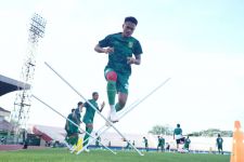Kaki Kanan Koko Ari Diinjak, Pelatih Persebaya Meradang, Kecam Kei Hiroshe & Wasit - JPNN.com Jatim