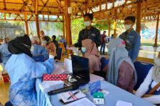 Peserta Vaksinasi di Gresik Betah, Sinaga: Usai Disuntik, Langsung Jalan-Jalan - JPNN.com Jatim
