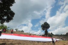 HUT ke-76 RI, Bendera Merah Putih 'Raksasa' Berkibar di Bukit Lampeji Jember - JPNN.com Jatim