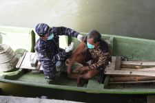 Langsung Ke Laut, AAL Vaksinasi Nelayan Surabaya di Perahu - JPNN.com Jatim