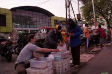 Pascakebakaran, Pedagang Direlokasi di Halaman Pasar Kembang Surabaya - JPNN.com Jatim