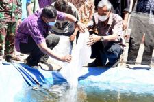 Karena Lahan di Kediri Sempit, Pemkot Bagikan Benih Ikan Koi untuk Diternak - JPNN.com Jatim