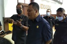 Larang RS Swasta Pungut Biaya Penguburan Pasien Covid-19, Bupati Mahayastra: Amprah ke BPJS! - JPNN.com Bali