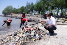 Pantai Kenjeran Kian Kumuh, Sampah Menumpuk di Sekitar Taman Suroboyo - JPNN.com Jatim