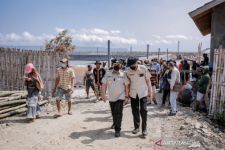 Nelayan Mengeluh, Bupati Jember Tertibkan Tambak di Pesisir Pantai Selatan - JPNN.com Jatim