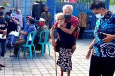 Kisah Haru Lansia di NTB Rela Gendong Suami Demi Vaksin, Ni Kadek Tirta: Kami Ingin Tetap Sehat - JPNN.com Bali